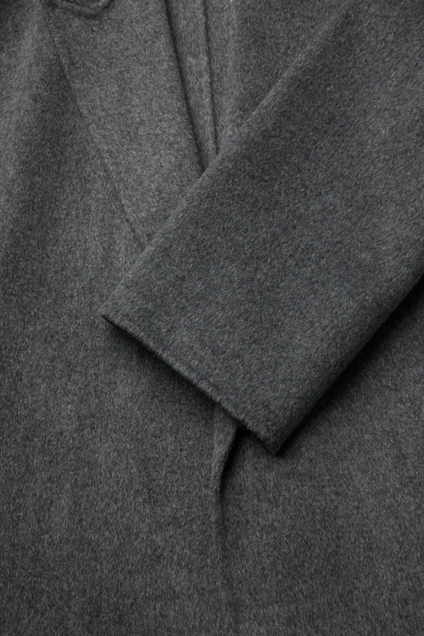 NALLIE(낼리) 오버 숄더 핸드메이드 울 코트는 여성 고객을 위한 클래식한 스타일의 울 코트입니다. 블랙 컬러의 무지 디자인으로, 가을과 겨울에 따뜻하게 착용할 수 있습니다. 롱 기장의 오버핏으로 제작되었으며, 더블 버튼과 버클 여밈으로 세련된 멋을 더했습니다. 핸드메이드 방식으로 제작되어 고급스러운 퀄리티를 자랑하며, 허리 벨트와 라펠 디자인으로 포인트를 주었습니다. 오피스룩, 출근룩, 모임룩 등 다양한 TPO에 활용 가능하며, 미니멀하고 시크한 스타일을 연출하기 좋습니다.
