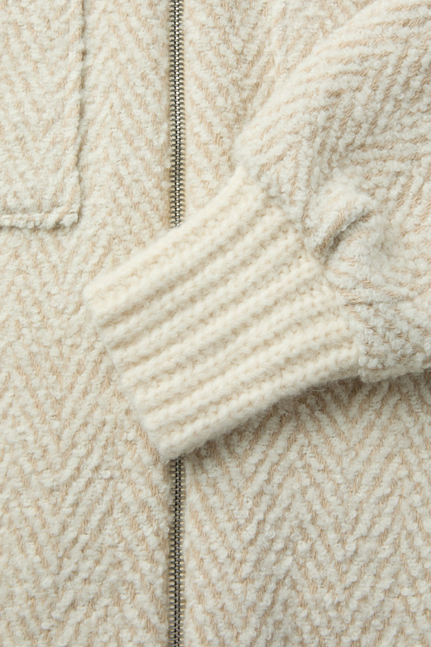 SANABSPE(사나스페) 하이넥 부클 코트는 가을, 겨울 시즌에 어울리는 오버핏 니트 코트입니다. 아이보리, 베이지 두 가지 색상으로 출시되었으며, 부드러운 촉감의 모, 아크릴, 폴리에스터, 나일론, 레이온 혼방 소재로 제작되었습니다. 하이넥 디자인과 집업 여밈 방식으로 보온성을 높였으며, 플랫 포켓과 사이드 히든 포켓으로 실용성을 더했습니다. 출근룩, 모임룩 등 다양한 TPO에 클래식, 미니멀, 캐주얼 스타일로 연출하기 좋습니다. 안감은 레이온과 면으로 마감되어 편안한 착용감을 선사합니다.
