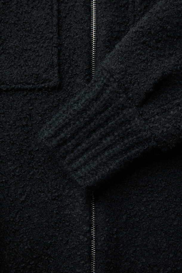 SANABSPE(사나브스페) 하이넥 부클 코트는 여성 고객을 위한 겨울철 필수 아이템입니다. 부드러운 촉감의 모, 아크릴, 폴리에스터, 나일론, 레이온 혼방 부클 소재를 사용하여 따뜻함과 편안함을 동시에 선사합니다. 롱 기장의 오버핏 디자인에 하이넥 스타일이 더해져 멋스러운 연출이 가능하며, 집업 여밈 방식으로 간편하게 착용할 수 있습니다. 무지 패턴의 블랙 컬러로 어떤 룩에도 잘 어울리며, 출근룩, 클래식, 미니멀, 캐주얼 스타일을 모두 소화 가능합니다. 플랫 포켓과 사이드 히든 포켓으로 실용성을 더했으며 안감은 레이온과 면으로 마감하여 착용감을 높였습니다.
