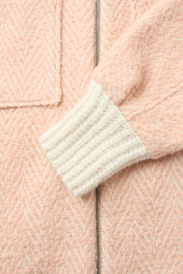 SANABSPE(사납스페) 하이넥 부클 코트는 포근하고 따뜻한 겨울을 위한 필수 아이템입니다. 핑크 컬러의 부클 소재가 사랑스러운 분위기를 연출하며, 오버핏 디자인으로 편안한 착용감을 선사합니다. 하이넥 디자인과 집업 여밈 방식으로 보온성을 높였으며, 플랫 포켓과 사이드 히든 포켓으로 실용성을 더했습니다. 모, 아크릴, 폴리에스터, 나일론, 레이온 등 다양한 소재 혼방으로 부드러운 촉감과 우수한 보온성을 자랑합니다. 데이트룩, 클래식, 미니멀, 캐주얼 등 다양한 스타일 연출에 활용 가능한 니트 코트입니다.
