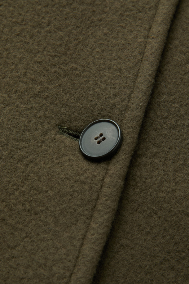 CARIBE(카리브) 오버 숄더 더블 피코트는 가을과 겨울, 클래식한 무드를 연출하는 아우터입니다. 모, 나일론, 캐시미어 혼방의 두꺼운 소재로 제작되어 따뜻하고 포근한 착용감을 선사합니다. 와이드 라펠과 사이드 포켓 디테일이 돋보이며, 오버핏 디자인으로 편안하면서도 세련된 스타일을 완성합니다. 더블 버튼 여밈과 긴 소매 기장으로 클래식, 미니멀, 시크한 스타일을 연출하여 오피스룩, 출근룩, 모임룩 등 다양한 TPO에 활용 가능합니다. 안감은 레이온과 면 혼방으로 부드러운 착용감을 더했습니다.
