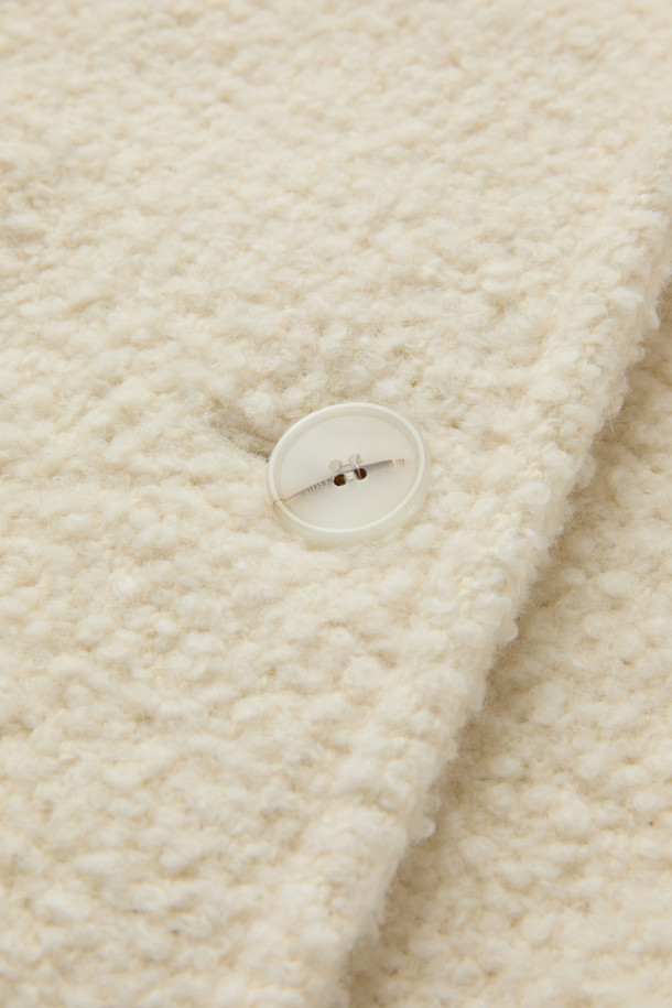 세련된 스타일을 완성하는 FARIA(파리아) 숄 카라 부클 코트입니다. 부드러운 촉감의 모, 폴리에스터, 아크릴 혼방 소재로 제작되어 가을과 겨울, 포근하고 따뜻하게 착용할 수 있습니다. 미니멀하고 클래식한 디자인에 아이보리, 화이트 컬러가 더해져 오피스룩, 모임룩, 데이트룩 등 다양한 TPO에 활용 가능합니다. 숄 카라, 긴 소매, 오버핏, 싱글 버튼 여밈, 사이드 포켓 디테일이 돋보이며, 안감은 레이온과 면으로 마감되었습니다. 두꺼운 두께감으로 보온성을 높였으며, 시크한 스타일을 연출하기 좋습니다.
