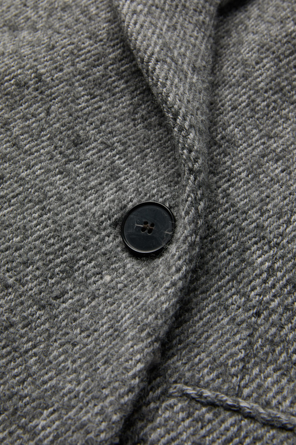 ARIANNA(아리아나) 클래식 부클 코트는 여성스러운 클래식 스타일을 완성하는 롱 기장의 코트입니다. 부드러운 촉감의 아크릴, 폴리에스터, 모 혼방 소재로 제작되어 가을과 겨울에 따뜻하게 착용할 수 있습니다. 톤 다운된 그레이 컬러와 슬림핏 디자인이 시크하고 미니멀한 무드를 자아내며, 더블 버튼, 플랩 포켓, 웰트 포켓 등의 디테일이 돋보입니다. 오피스룩, 출근룩, 모임룩 등 다양한 TPO에 활용 가능하며, 레이온과 면 혼방의 안감으로 편안한 착용감을 선사합니다.
