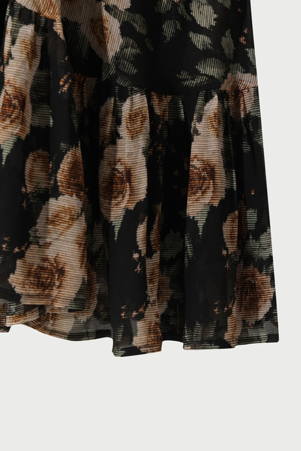 **LEANDRE(리앤드레) 플로럴 러플 드레스**는 여성스러운 무드를 연출하는 플라워 패턴의 롱 슬리브 러플 드레스입니다. 부드러운 레이온 소재와 얇은 두께감으로 봄, 여름 시즌에 시원하게 착용 가능하며, 루즈핏으로 편안한 착용감을 선사합니다. 드롭숄더와 벌룬 소매, 러플 디테일, 플레어 스커트가 우아하고 페미닌한 분위기를 더하며, 시스루 디자인과 스트링넥으로 포인트를 더했습니다. 데이트룩, 모임룩, 휴가룩 등 다양한 TPO에 로맨틱하고 클래식한 스타일로 연출해보세요. 블랙과 브라운 두 가지 색상으로 만나볼 수 있습니다.
