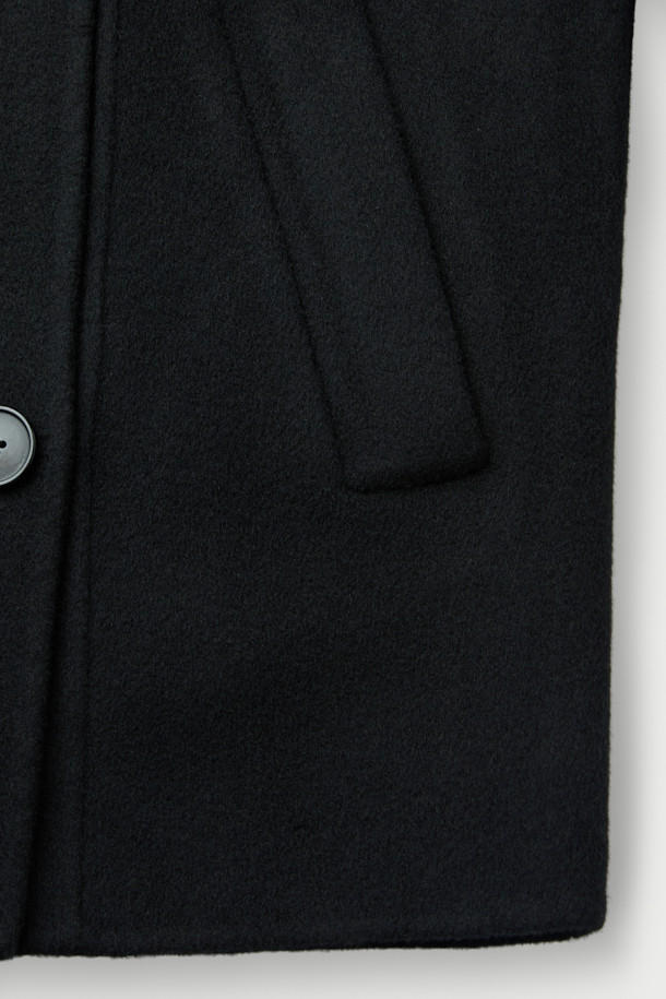 RYNAYA(리나야) 핸드메이드 울 재킷은 가을, 겨울 시즌에 어울리는 여성용 자켓입니다. 미니멀한 스타일의 블랙 컬러 무지 디자인으로, 출근룩, 오피스룩, 모임룩 등 다양한 TPO에 활용하기 좋습니다. 부드러운 울과 나일론 혼방 소재로 제작되어 편안한 촉감을 선사하며, 루즈핏과 크롭 기장으로 세련된 실루엣을 연출합니다. 와이드 라펠과 드롭 숄더, 더블 버튼 여밈, 사이드 포켓 디테일이 특징이며, 안감 처리는 되어 있지 않습니다.
