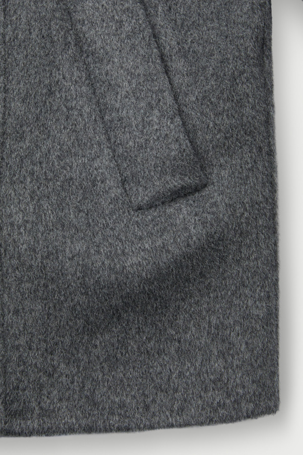 **RYNAYA (르나야) 핸드메이드 울 재킷**은 가을과 겨울, 미니멀하고 시크한 스타일을 연출하기에 좋은 아우터입니다. 부드러운 촉감의 모(wool)와 나일론 혼방 소재로 제작되어 편안한 착용감을 선사합니다. 릴랙스 핏과 크롭 기장으로 세련된 실루엣을 강조하며, 와이드 라펠과 드롭 숄더 디테일이 특징입니다. 일상뿐만 아니라 출근룩으로도 활용하기 좋으며, 무지 디자인으로 다양한 스타일과 매치하기 용이합니다. 안감이 없어 더욱 가볍게 착용할 수 있으며, 사이드 포켓으로 실용성을 더했습니다.
