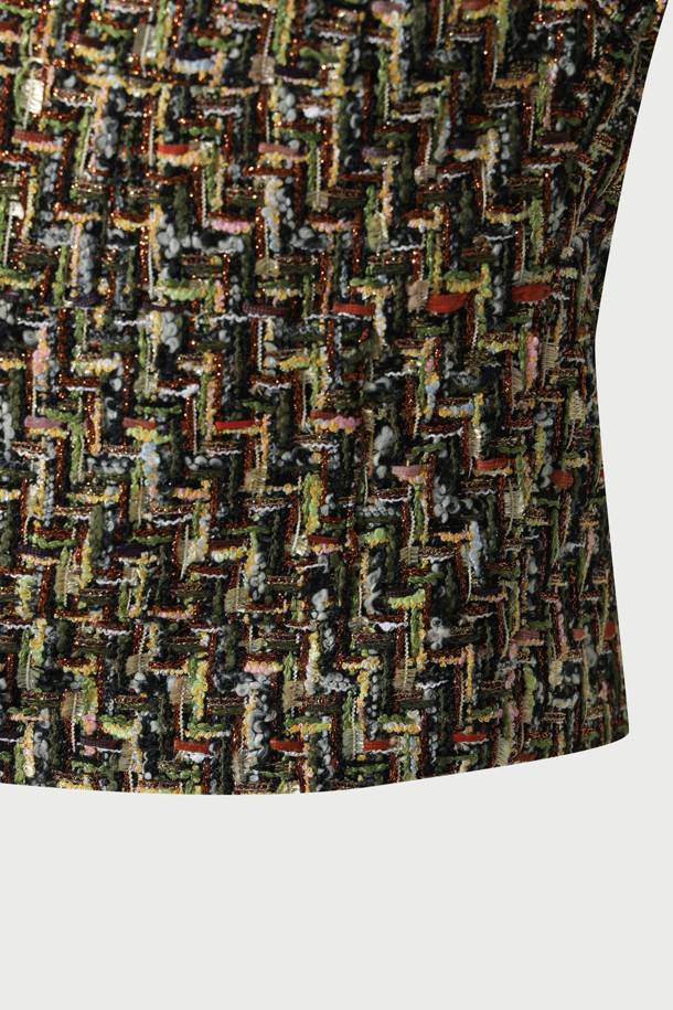 세련된 무드의 WANNY 트위드 재킷입니다. 멀티컬러와 메탈릭 컬러의 조화가 돋보이며, 봄, 가을에 입기 좋은 두꺼운 두께감의 숏 기장 자켓입니다. 클래식하고 엘레강스한 스타일을 연출하며, 오픈형 디자인에 래귤러핏으로 편안하게 착용 가능합니다. 데이트룩, 모임룩, 오피스룩 등 다양한 TPO에 활용할 수 있으며, 클래식, 미니멀, 시크한 스타일을 선호하는 여성분들께 추천합니다. 폴리에스터, 아크릴, 면, 나일론, 모, 금속섬유, 레이온, 그리고 면 안감으로 제작되어 고급스러운 촉감을 선사합니다.
