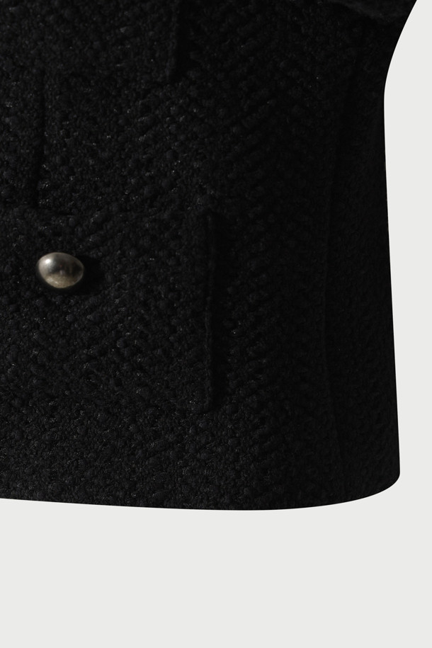 KANIL(카닐) 포켓 트위드 재킷은 여성 고객을 위한 클래식하고 미니멀한 스타일의 아우터입니다. 봄, 가을에 착용하기 적합하며, 블랙 색상으로 다양한 의상에 매치하기 용이합니다. 두꺼운 두께감의 숏 기장 재킷으로, 텍스처 촉감의 트위드 소재와 라운드 넥, 버튼 여밈 방식이 특징입니다. 포켓 디테일과 안감 처리가 되어 있어 오피스룩, 모임룩, 데이트룩 등 TPO에 맞춰 시크하게 연출할 수 있습니다. 폴리에스터, 아크릴, 면, 모 혼방의 레귤러핏으로 제작되어 편안한 착용감을 선사합니다.
