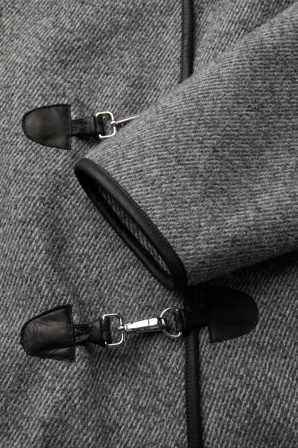 KASSON(카손) 퍼 카라 부클 재킷은 여성용 아우터로, 가을과 겨울에 따뜻하게 착용할 수 있습니다. 부드러운 촉감의 두꺼운 소재(아크릴, 폴리에스터, 모, 소가죽)로 제작되었으며, 하이넥 디자인과 오버핏으로 클래식하면서도 캐주얼한 스타일을 연출합니다. 그레이 컬러의 무지 패턴에 퍼 카라와 가죽 트리밍, 메탈 버클 디테일이 돋보이며, 긴 소매와 고리형 여밈 방식으로 편안함을 더했습니다. 출근룩이나 모임룩에 활용하기 좋으며, 미니멀한 스타일을 선호하는 분들께 추천합니다. 안감은 레이온과 면 혼방입니다.
