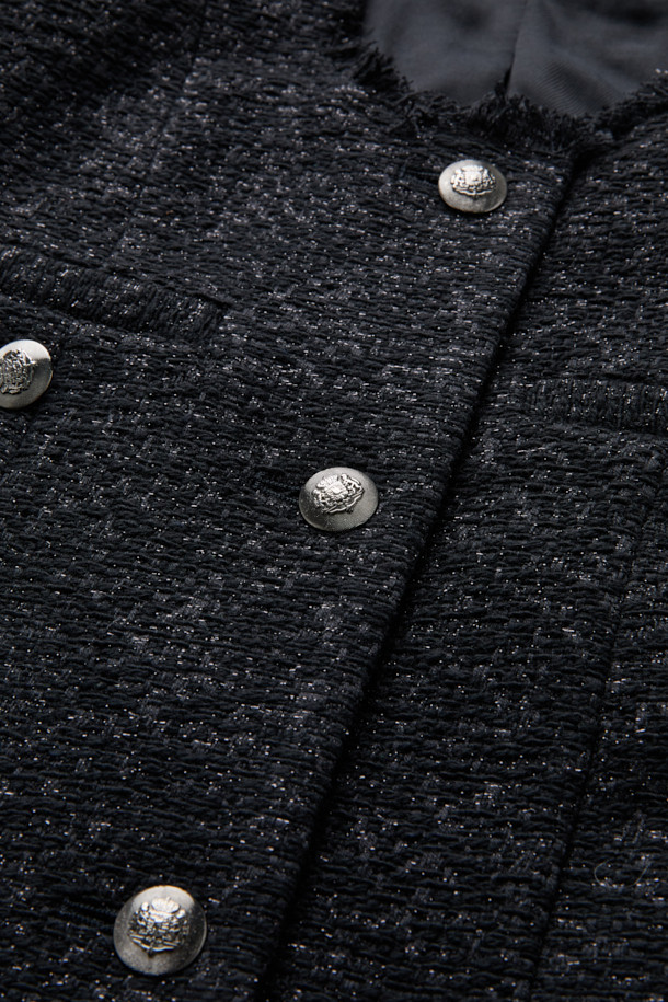 'TINELI (티넬리)' 클래식 롱 트위드 재킷은 여성의 우아함을 돋보이게 해주는 블랙 컬러의 롱 기장 아우터입니다. 봄, 가을에 착용하기 좋으며, 클래식한 무드를 연출하는 슬림핏 디자인입니다. 아크릴, 모, 면, 폴리에스터, 나일론 등 다양한 소재를 혼방하여 두께감 있는 따뜻함을 제공합니다. 버튼으로 여미는 방식이며, 프린지 디테일과 4개의 포켓, 은은한 광택감이 특징입니다. 오피스룩, 모임룩, 데이트룩 등 다양한 TPO에 클래식, 미니멀, 시크한 스타일을 더해 세련된 룩을 완성해보세요.
