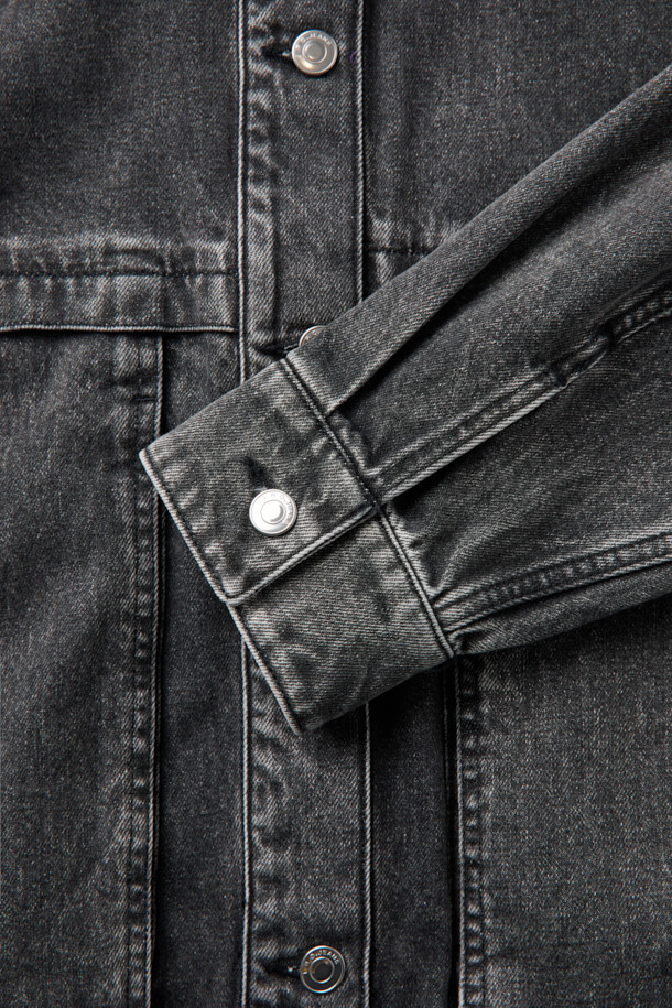 JEZABEL(제자벨) 데님 트러커 재킷은 블랙 컬러의 무지 디자인으로, 봄, 가을에 착용하기 좋은 캐주얼 스타일의 오버핏 데님 재킷입니다. 면 소재로 제작되어 편안한 착용감을 제공하며, 밑단 밴딩과 사이드 포켓, 빈티지 워싱 디테일이 돋보입니다. 셔츠형 디자인에 긴 소매 기장으로 다양한 스타일 연출이 용이하며, 안감은 폴리에스터와 면 혼방으로 제작되었습니다. 버튼 여밈 방식으로 간편하게 착용할 수 있는 데님 재킷입니다.
