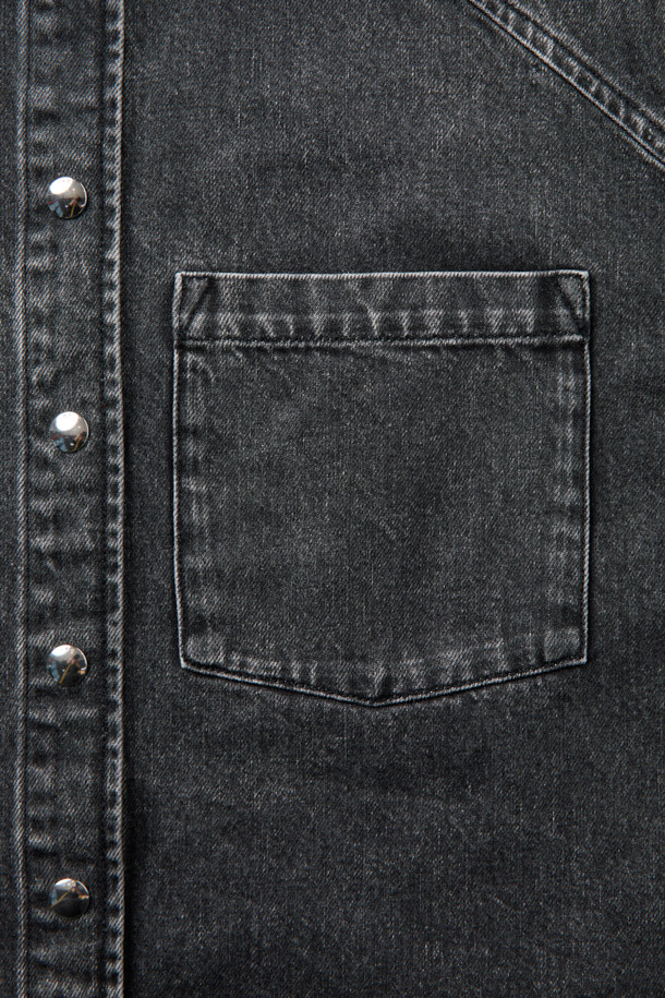 JOSY(조시) 데님 셔츠는 캐주얼, 미니멀, 클래식 스타일을 아우르는 오버핏 데님 자켓입니다. 그레이 컬러의 무지 디자인으로, 라글랑 소매와 싱글 포켓 디테일이 특징입니다. 봄, 가을 시즌에 활용하기 좋으며, 일상복뿐만 아니라 봄 소풍룩, 캠핑룩으로도 연출할 수 있습니다. 스냅 버튼으로 간편하게 여밀 수 있으며, 긴 소매 기장으로 다양한 스타일을 소화할 수 있습니다. 데님과 면 혼방 소재로 제작되어 편안한 착용감을 제공합니다.
