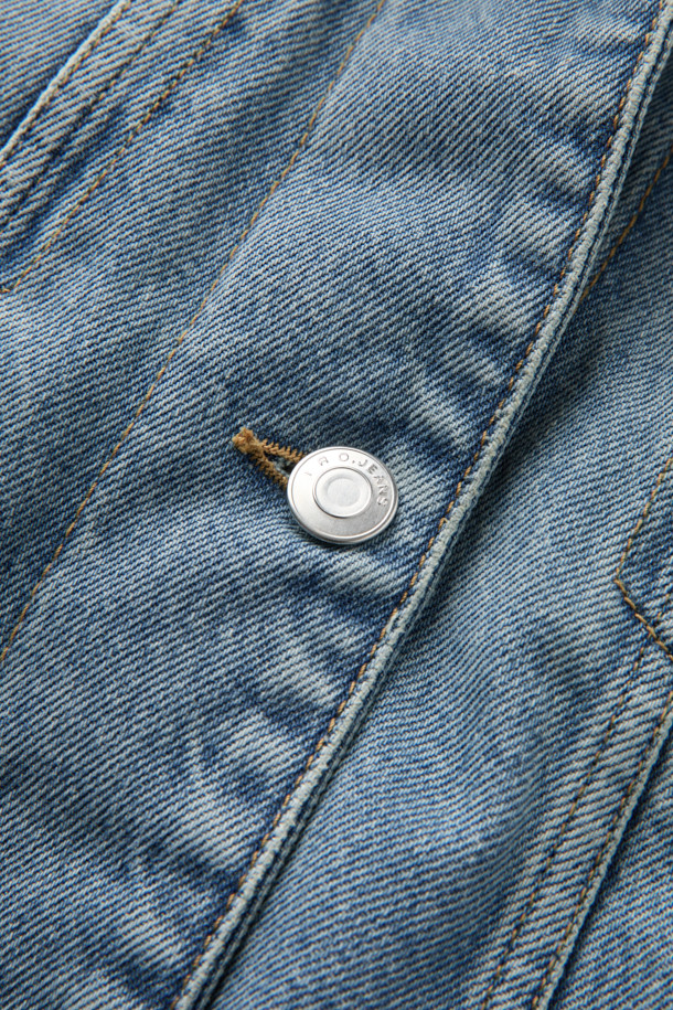 **SOPHIA 퍼 카라 데님 재킷**은 클래식과 캐주얼 무드를 동시에 연출하는 오버핏 데님 재킷입니다. 블루 컬러의 무지 데님 소재에 탈부착 가능한 퍼 카라가 더해져 포근함과 세련된 분위기를 선사합니다. 봄, 가을 시즌에 적합하며, 셔츠형 디자인과 플랩 포켓 디테일이 돋보입니다. 

워싱 가공으로 빈티지한 멋을 살렸으며, 안감은 폴리에스터와 면 혼방으로 제작되어 편안한 착용감을 제공합니다. 버튼 여밈 방식과 긴 소매 기장으로 다양한 스타일링이 가능합니다. 데님과 면 소재의 조화로 제작되어 높은 활용도를 자랑합니다.
