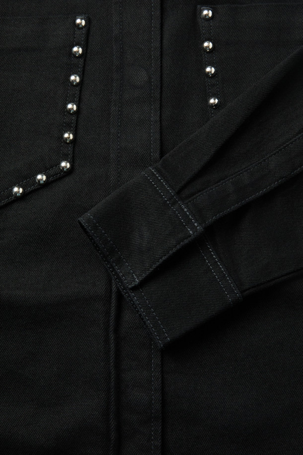 THOMAS(토마스) 스터드 데님 셔츠는 블랙 컬러의 오버핏 데님 자켓입니다. 간절기에 적합하며, 캐주얼, 미니멀, 시크한 스타일을 연출하기 좋습니다. 무지 패턴에 스터드 디테일과 어깨 라인 장식이 특징이며, 싱글 포켓으로 포인트를 더했습니다. 데이트룩 또는 모임룩에 활용하기 좋으며, 면, 데님, 폴리우레탄 혼방 소재로 제작되었습니다. 긴 소매와 스냅 여밈 방식이 특징입니다.
