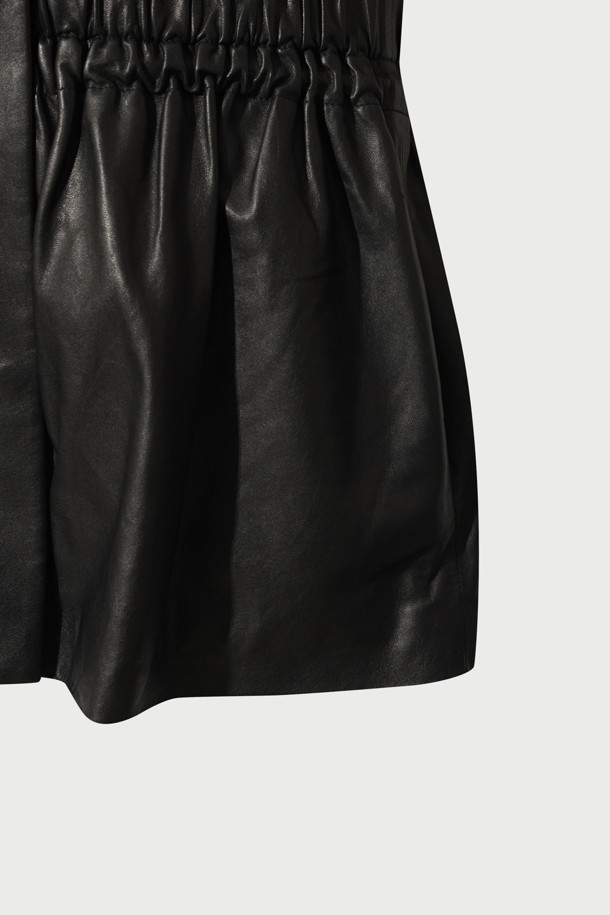 킹스턴 오버 숄더 가죽 롱 재킷은 여성스러운 실루엣을 강조하는 모던하고 클래식한 디자인의 가죽 재킷입니다. 부드러운 천연 가죽 소재에 안감으로 리오셀을 사용하여 편안한 착용감을 선사합니다. 롱 기장에 오버핏으로 제작되어 트렌디하며, 하이넥, 허리 밴딩, 어깨 플리츠, 양쪽 포켓, 이중 여밈 등의 디테일로 고급스러움을 더했습니다. 지퍼와 스냅으로 여밈 방식을 선택할 수 있으며, 블랙 컬러의 무지 디자인으로 다양한 스타일 연출이 가능합니다. 데이트룩, 모임룩, 출근룩 등 TPO에 구애받지 않고 클래식, 미니멀, 시크한 스타일을 완성할 수 있습니다.
