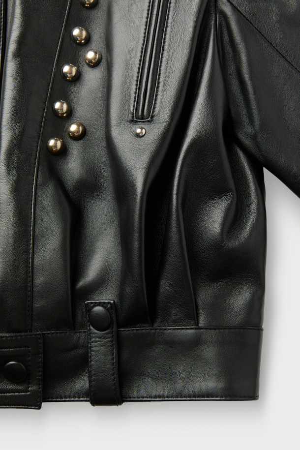 COLUMBIA(컬럼비아) 스터드 가죽 재킷은 유니섹스 디자인으로, 봄, 가을에 어울리는 필수 아우터입니다. 블랙 컬러의 천연 가죽 소재로 제작되어 모던하면서도 클래식한 스타일을 연출합니다. 하이넥 디자인과 지퍼 및 스냅 여밈 방식, 레귤러 핏으로 세련된 핏을 선사합니다. 어깨 견장과 스터드 디테일, 사이드 포켓으로 포인트를 더했으며, 데이트룩, 모임룩, 출근룩 등 다양한 TPO에 활용 가능합니다. 미니멀, 시크한 스타일을 즐기는 분들께 추천합니다.
