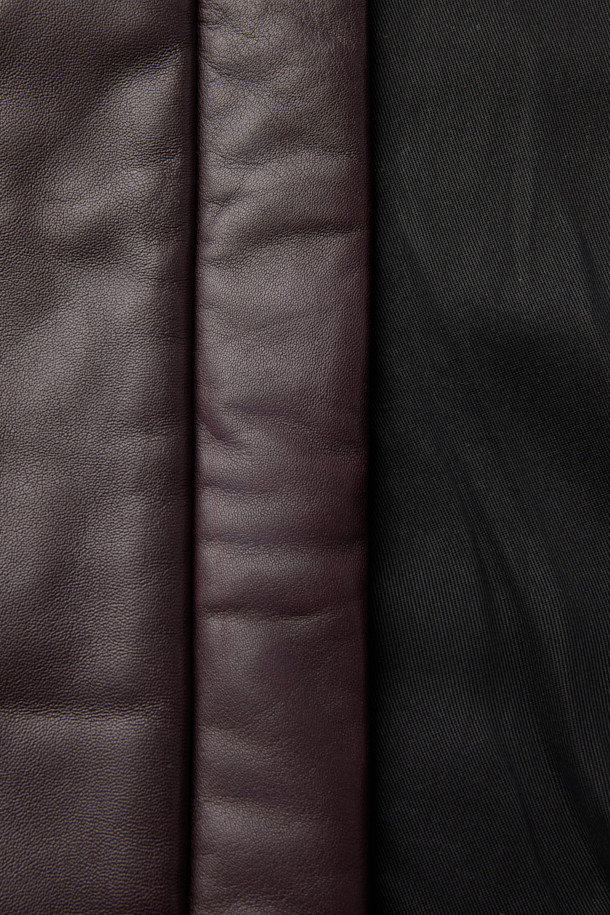 델타 가죽 블루종 재킷은 부드러운 양가죽 소재로 제작되어 고급스러운 촉감을 선사하는 블루종 재킷입니다. 와인, 버건디 두 가지 컬러로 출시되어, 가을과 겨울 시즌 캐주얼한 데이트룩, 모임룩에 포인트를 더할 수 있습니다. 하이넥 칼라, 라글랑 라인, 밑단 셔링 디테일이 돋보이는 디자인으로, 트렌디하면서도 미니멀, 클래식한 스타일을 연출합니다. 루즈핏 크롭 기장으로, 편안한 착용감과 세련된 실루엣을 동시에 만족시켜줍니다. 안감은 리오셀 소재로 제작되어 쾌적한 착용감을 제공합니다.
