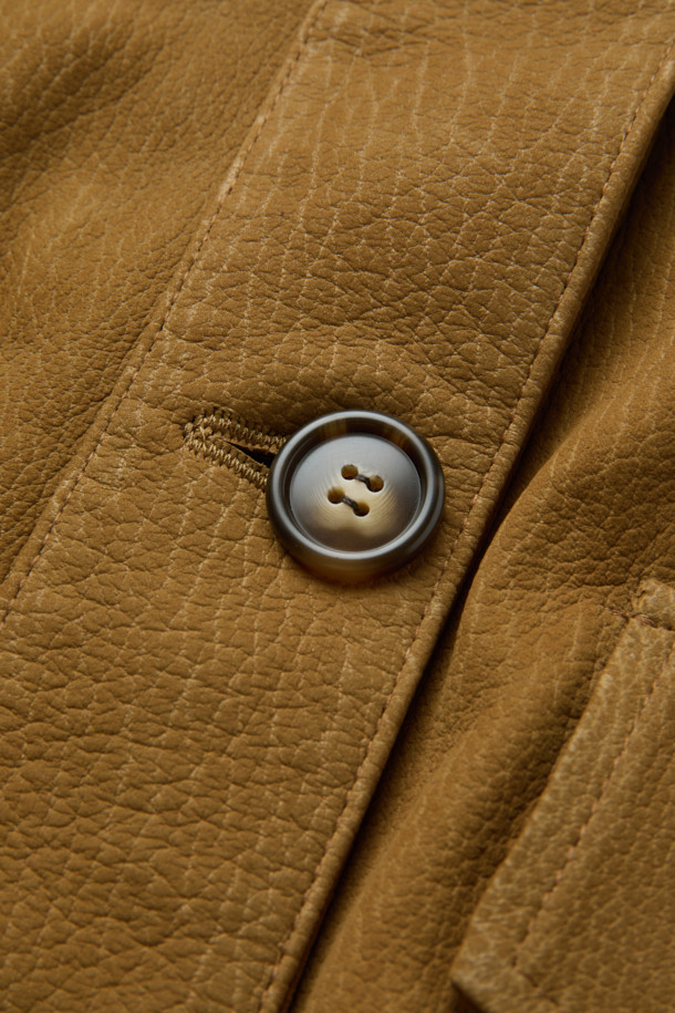 BARRIE(바리에) 스웨이드 오버 재킷은 부드러운 스웨이드와 천연 가죽 소재로 제작되어 봄, 가을 간절기에 활용하기 좋은 아이템입니다. 브라운 컬러의 무지 디자인으로 캐주얼하고 베이직한 스타일을 연출하며, 드롭 숄더, 견장 디테일, 플랩 포켓, 밑단 벨트, 밑단 밴딩 등의 특징을 더했습니다. 레이온 안감과 중간 두께감으로 편안한 착용감을 선사하며, 버튼 여밈과 긴 소매 기장으로 클래식한 분위기를 더합니다. 비즈니스 캐주얼 및 모임룩, 데일리룩 등 다양한 TPO에 활용 가능하며 미니멀한 스타일을 즐기는 분들께 추천합니다.
