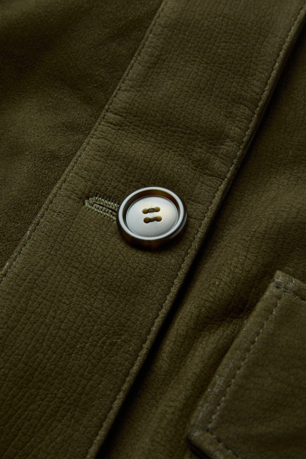 'BARRIE(바리에)' 스웨이드 오버 자켓은 남녀 공용으로, 봄, 가을에 캐주얼, 클래식, 미니멀한 스타일을 연출하기 좋습니다. 부드러운 스웨이드와 천연가죽 소재로 제작되어 고급스러운 촉감을 선사하며, 드롭 숄더와 플랩 포켓, 밑단 밴딩 등의 디테일이 돋보입니다. 넉넉한 오버핏으로 편안한 착용감을 제공하며, 데이트룩, 모임룩에 활용하기 좋습니다. 안감은 레이온 소재로 마감하여 활동성을 높였습니다. 
