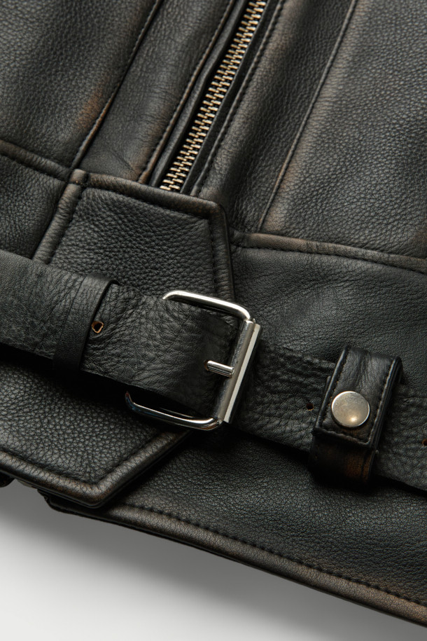 토론토 벨티드 가죽 재킷은 여성 고객을 위해 제작된, 모던하고 클래식한 스타일의 블랙 가죽 재킷입니다. 봄, 가을에 어울리는 두꺼운 소가죽 소재로 제작되었으며, 셔츠형 디자인에 숏 기장으로 시크한 매력을 더했습니다. 지퍼와 벨트 여밈 방식으로 허리 라인을 강조하여 레귤러핏을 더욱 돋보이게 합니다. 플랩 포켓과 빈티지 가공 디테일이 돋보이며, 리오셀 안감으로 편안한 착용감을 선사합니다. 데이트룩, 모임룩, 출근룩 등 다양한 TPO에 미니멀하고 세련된 스타일을 연출할 수 있습니다.
