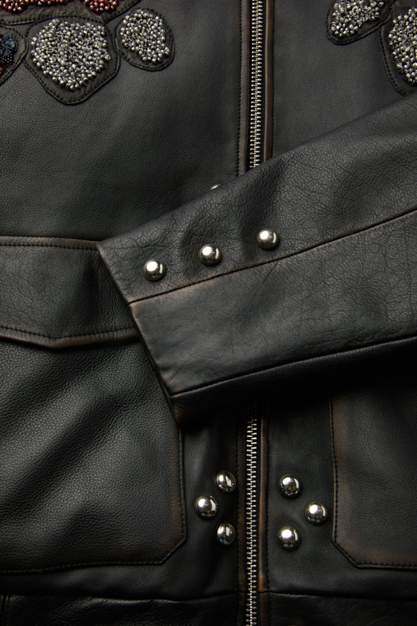 THUNDER(썬더) 자수 가죽 재킷은 소가죽 소재의 여성용 아우터입니다. 블랙 컬러에 오버핏 레귤러 기장의 라이더 재킷으로, 봄, 가을에 착용하기 좋습니다. 자수 패턴과 비즈 장식, 플랩 포켓, 빈티지 가공 디테일이 돋보이며, 지퍼 여밈과 소매 버튼으로 포인트를 더했습니다. 안감은 리오셀 소재이며, 데이트룩, 모임룩, 스트릿, 시크, 클래식 스타일을 연출하기에 좋습니다.
