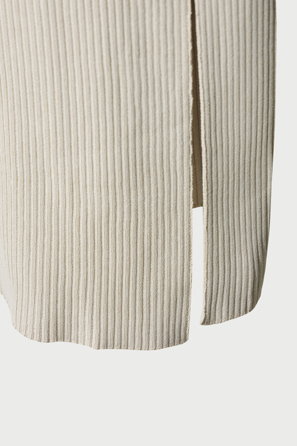 CARLOTA(카를로타) 니트 슬릿 스커트는 가을, 겨울 시즌에 어울리는 여성용 롱스커트입니다. 베이직한 스타일의 슬림핏으로, 허리 전체 밴딩 처리되어 편안한 착용감을 선사합니다. 레이온과 나일론 혼방의 투톤 골지 니트 조직으로 제작되어 부드러운 촉감과 우수한 보온성을 자랑합니다. 사이드 슬릿 디테일이 활동성을 더해주며, 겨울 데일리룩과 모임룩 모두에 활용 가능한 미니멀 & 클래식 스타일을 연출합니다.
