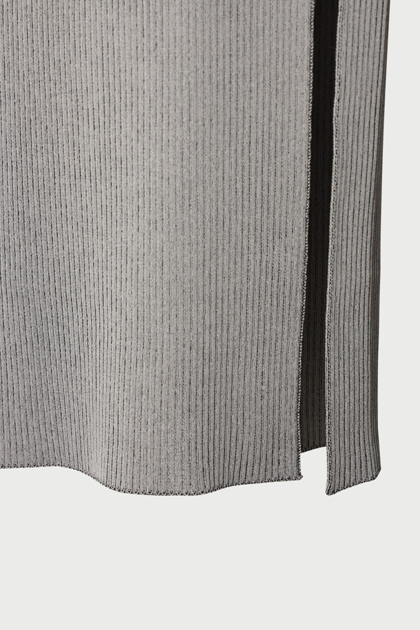 CARLOTA(카를로타) 니트 슬릿 스커트는 레이온과 나일론 혼방 소재로 부드러운 촉감을 선사하며, 가을/겨울 시즌에 적합한 롱 스커트입니다. 슬림핏으로 떨어지는 골지 패턴이 미니멀하면서도 베이직한 스타일을 연출하며, 출근룩에 잘 어울립니다. 허리 밴딩 처리와 사이드 슬릿 디테일이 편안함과 활동성을 더했습니다. 얇은 두께감으로 답답함 없이, 다양한 상의와 손쉽게 매치하여 세련된 룩을 완성할 수 있습니다. 그레이 컬러로 어떤 옷에도 잘 어울려 활용도가 높습니다.
