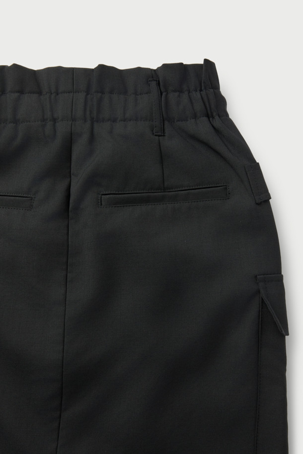 CARRIE(캐리) 페이퍼백 미디 포켓 스커트는 가을, 겨울 시즌에 어울리는 여성용 미디스커트입니다. 미니멀하고 클래식한 스타일로, 모 소재의 두꺼운 원단과 뻣뻣한 촉감이 특징입니다. H라인 핏에 페이퍼백 타입 허리 디자인, 하이웨이스트로 다리가 길어 보이는 효과를 줍니다. 측면 플랩 포켓과 버튼 탭 디테일, 전면 슬릿으로 포인트를 더했으며, 안감은 레이온 소재를 사용했습니다. 오피스룩, 출근룩, 모임룩 등 다양한 TPO에 활용 가능한 시크한 블랙 스커트입니다.
