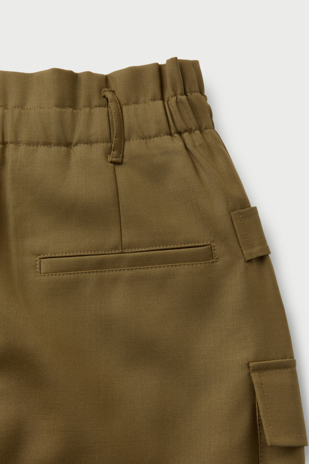 CARRIE(캐리) 페이퍼백 미디 포켓 스커트는 여성용 스커트로, 미니멀하고 시크한 스타일을 연출합니다. 허리 밴딩과 하이웨이스트 디자인으로 편안한 착용감을 선사하며, A라인 핏으로 다리 라인을 더욱 돋보이게 합니다. 무지 패턴의 모 소재로 제작되어 고급스러운 분위기를 자아내며, 측면 플랩 포켓과 버튼 탭 디테일이 세련된 포인트를 더합니다. 안감이 있어 비침 걱정 없이, 오피스룩, 출근룩, 모임룩 등 다양한 TPO에 활용 가능합니다.
