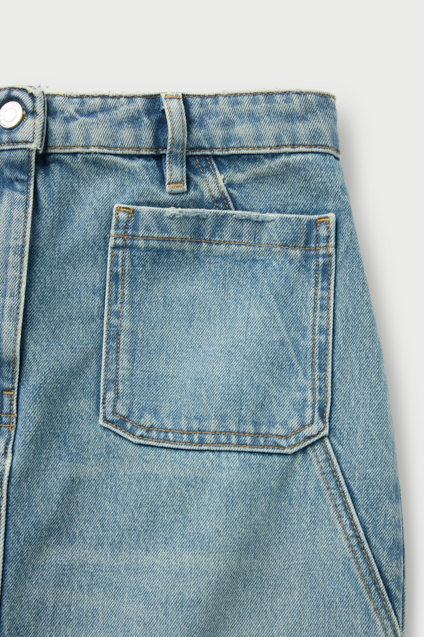 **SIRYNE(시린) 포켓 데님 스커트**는 캐주얼, 미니멀, 클래식 스타일을 즐겨 입는 여성들을 위한 데님 스커트입니다. 블루 컬러의 무지 디자인으로, 봄, 가을에 어울리는 두꺼운 두께감과 뻣뻣한 촉감을 가지고 있습니다. 스트레이트 핏의 H라인 스커트로, 빈티지 워싱과 프론트 아웃포켓 디테일이 특징이며, 뒷면 허리 다트와 슬릿으로 편안함과 스타일을 더했습니다. 안감은 폴리에스터와 면 혼방으로 제작되었으며, 데이트룩이나 봄 소풍룩에 코디하기 좋습니다.
