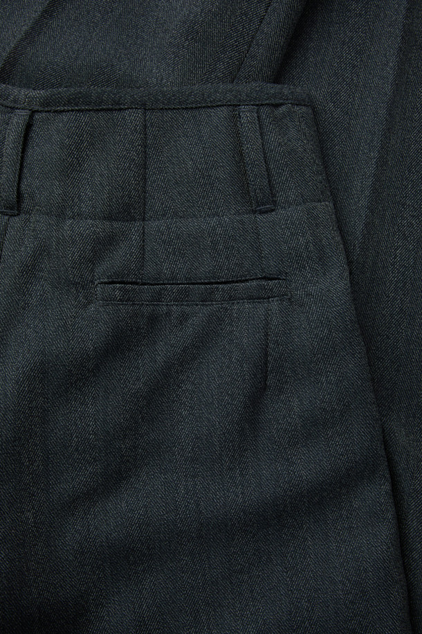 BARISSA (바리사) 와이드 테일러 팬츠는 클래식, 미니멀, 시크 스타일을 추구하는 여성 고객을 위한 제품입니다. 가을, 겨울 시즌에 어울리는 두꺼운 두께감의 블랙 컬러 긴바지로, 모와 폴리에스터 혼방 소재로 제작되었습니다. 루즈핏 와이드 실루엣에 핀턱 디테일과 후면 웰트 포켓으로 포인트를 더했으며, 안감은 레이온과 면으로 마감하여 편안한 착용감을 선사합니다. 오피스룩, 출근룩, 모임룩 등 다양한 TPO에 활용 가능하며, 일자 핏으로 세련된 스타일을 연출합니다.
