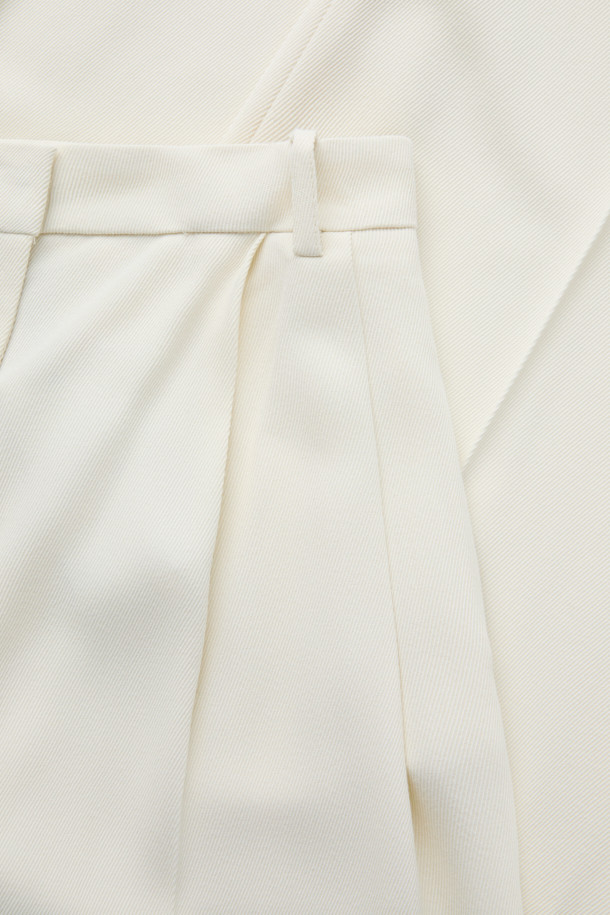 PALLIA(팔리아) 와이드 팬츠는 부드러운 레이온과 모 혼방 소재로 제작되어 봄, 가을 시즌에 적합한 여성용 긴 바지입니다. 우아하고 베이직한 스타일을 연출하며, 허리 부분은 하이웨이스트 밴딩으로 디자인되어 편안한 착용감을 선사합니다. 플리츠 주름 디테일이 돋보이며, 넉넉한 루즈핏 와이드 실루엣으로 시크하고 미니멀한 스타일을 완성합니다. 데이트룩, 카페룩, 모임룩 등 다양한 TPO에 활용 가능하며, 웰트 포켓 디테일로 실용성을 더했습니다.
