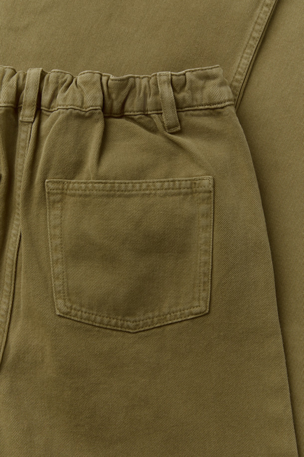 KENNIE(케니) 캐주얼 와이드 팬츠는 편안하고 스타일리시한 데일리룩을 완성하는 데 최적화된 바지입니다. 면 소재로 제작되어 부드러운 착용감을 제공하며, 봄, 여름, 가을 세 계절 모두 활용 가능합니다. 카키와 올리브 두 가지 색상으로 출시되어 다양한 상의와 쉽게 매치할 수 있으며, 와이드핏과 숏 기장으로 트렌디한 스타일을 연출합니다. 전면 사선 포켓과 백 패치 포켓 디테일이 실용성을 더하며, 캐주얼하고 베이직한 스타일을 선호하는 분들께 추천드립니다.
