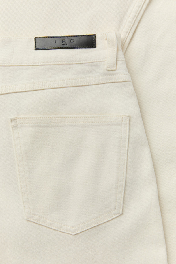 'OLIVIER(올리비에)' 부츠컷 데님 팬츠는 일상과 데이트룩, 출근룩에 모두 잘 어울리는 제품입니다. 면과 폴리우레탄 혼방의 스판 소재로 제작되어 편안한 착용감을 선사하며, 하이라이즈 디자인으로 다리가 길어 보이는 효과를 줍니다. 슬림한 골반 라인과 플레어 밑단이 여성스러운 실루엣을 연출하며, 기본 포켓과 버튼 플라이 클로징으로 클래식하고 미니멀한 스타일을 완성합니다. 슬림핏 부츠컷 디자인으로 캐주얼한 스타일을 즐기기에도 좋습니다.
