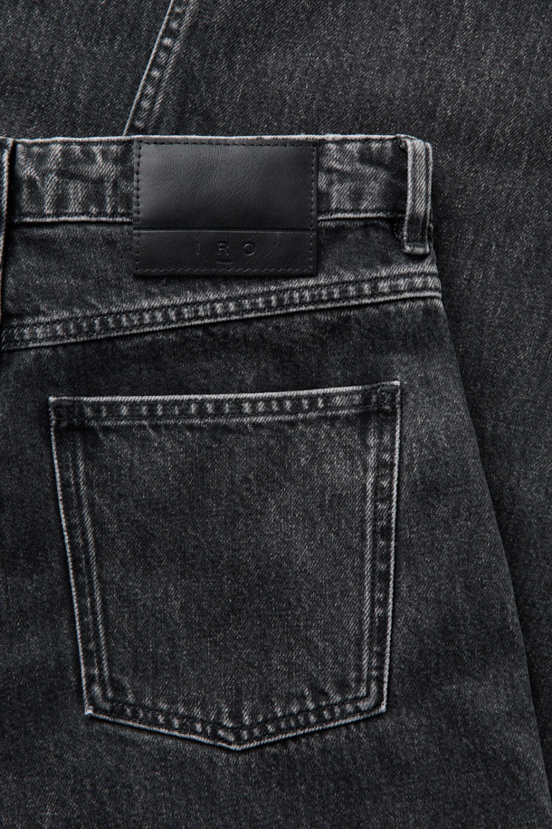 **JOSH(조쉬) 포켓 데님 팬츠**는 베이직한 스타일을 추구하는 분들을 위한 와이드핏 데님 반바지입니다. 블랙 컬러의 무지 디자인으로, 데이트룩과 모임룩 등 다양한 TPO에 활용하기 좋습니다. 면 소재로 제작되어 봄, 여름, 가을 시즌에 편안하게 착용할 수 있으며, 버튼 플라이 클로징과 패치 포켓 디테일이 특징입니다. 캐주얼, 미니멀, 클래식 스타일을 즐겨 입는 분들께 추천하는 아이템입니다. 와이드핏으로 편안함과 스타일리시함을 동시에 잡으세요.
