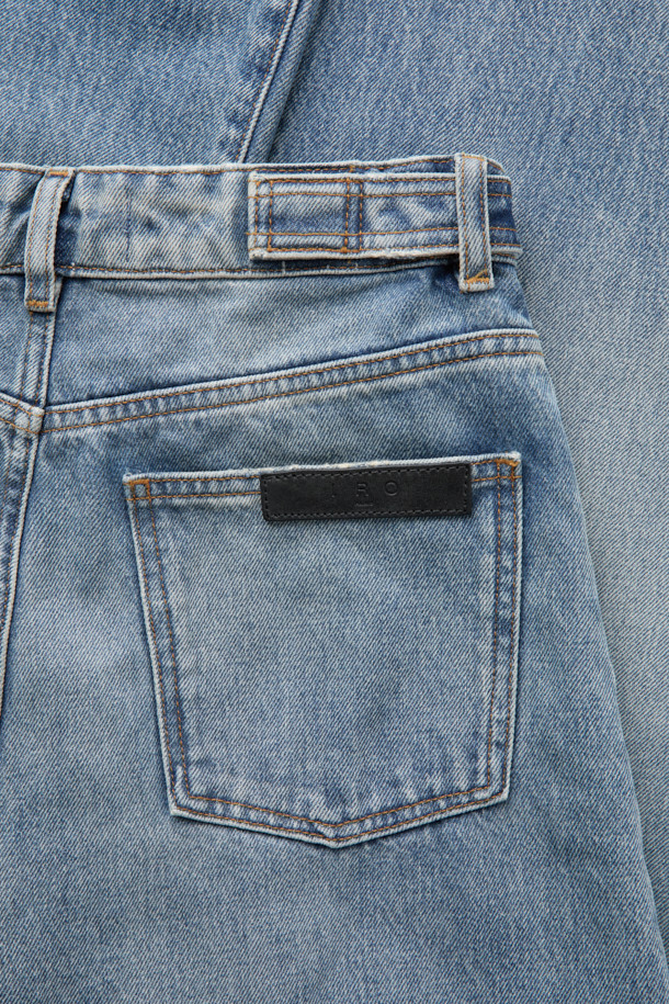 STEEVE (스티브) 벨티드 와이드 데님 팬츠는 연청 컬러의 와이드핏 데님 팬츠입니다. 봄, 가을에 어울리는 캐주얼 스타일로, 하이라이즈 디자인과 빈티지 워싱, 페이드 처리로 멋스러움을 더했습니다. 버튼 탭 디테일과 5포켓 디자인, 버튼 플라이 디테일이 돋보이며, 면과 폴리에스터, 면 혼방의 안감으로 편안한 착용감을 선사합니다. 데이트룩, 봄 소풍룩에 어울리며, 미니멀, 클래식 스타일을 즐기는 분들께 추천합니다.
