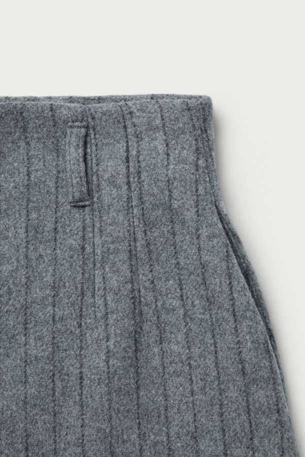 NIRIA (니리아) 울 쇼츠는 여성스러운 실루엣을 강조하는 플레어 핏 쇼츠입니다. 고급스러운 모(wool)와 나일론 혼방 소재로 제작되어 봄, 가을에 착용하기 좋으며, 안감은 레이온과 면으로 편안한 착용감을 선사합니다. 세련된 핀스트라이프 패턴과 하이웨이스트 디자인, 히든 클로징, 벨트 고리, 다트 디테일이 더해져 클래식하고 미니멀한 무드를 연출합니다. 오피스룩, 데이트룩, 모임룩 등 다양한 TPO에 시크하게 매치하여 스타일리시함을 더해보세요. 그레이 컬러로 어떤 상의와도 무난하게 어울려 활용도가 높습니다.
