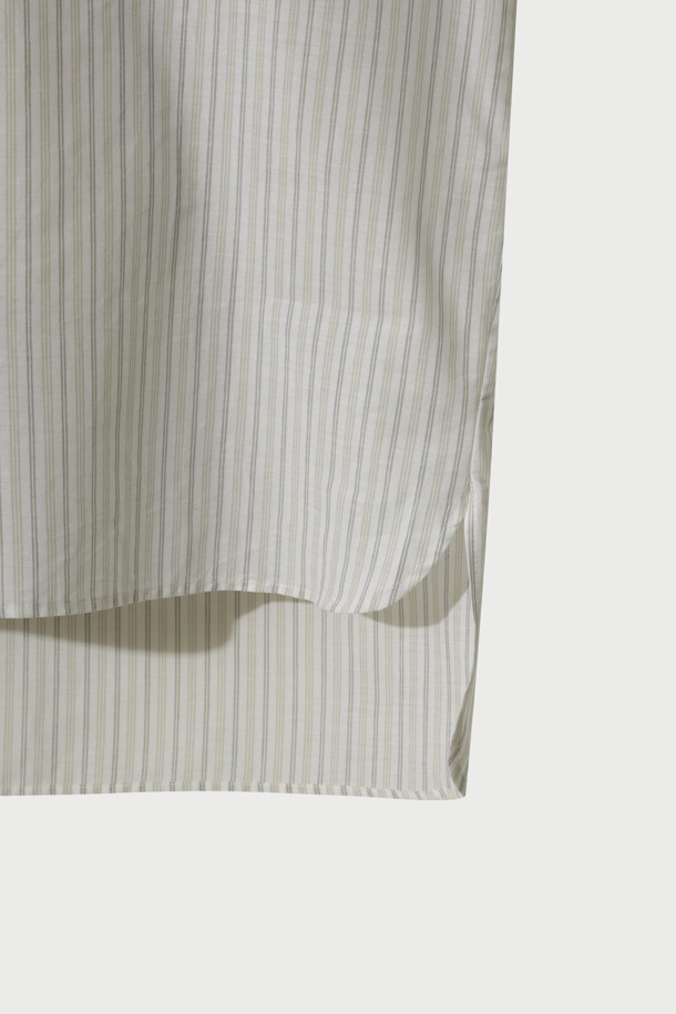 TAMYNA(타미나) 스트라이프 포켓 셔츠는 여성 고객을 위한 캐주얼 스타일의 셔츠/블라우스입니다. 화이트 컬러에 봄, 여름 시즌 착용하기 좋은 얇은 두께의 면 소재로 제작되었습니다. 루즈핏 디자인과 드롭숄더, 싱글 포켓 디테일이 특징이며, 칼라 넥라인과 긴 소매 기장으로 단정함을 더했습니다. 데이트룩, 카페룩, 봄 소풍룩 등 다양한 TPO에 맞춰 미니멀하고 클래식한 스타일을 연출할 수 있습니다. 스트라이프 패턴이 경쾌한 분위기를 선사하여 일상에서 편안하게 착용하기 좋습니다.
