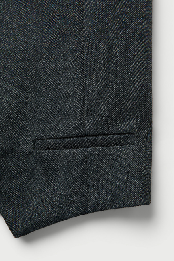 BENYO 웨이스트코트 베스트 탑은 봄, 가을 시즌에 어울리는 클래식하고 포멀한 스타일의 웨이스트코트입니다. 블랙 컬러의 무지 디자인으로, 오피스룩, 비즈니스 캐주얼, 모임룩 등 다양한 TPO에 활용 가능합니다. 앞면은 울 혼방 소재, 뒷면은 레이온 배색으로 제작되었으며, 레귤러핏 V넥 민소매 디자인으로 시크하고 미니멀한 무드를 연출합니다. 버튼업 디자인과 셋업 가능한 특징이 있으며, 안감은 레이온 소재를 사용했습니다.
