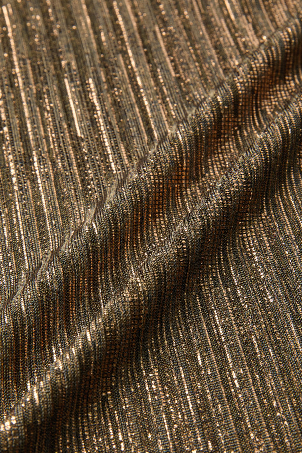 TARRA(타라) 메탈릭 티셔츠는 여성스러운 매력을 극대화하는 크롭 기장의 민소매 티셔츠입니다. 골드와 브라운 두 가지 색상으로 출시되었으며, 폴리에스터와 폴리우레탄 혼방 소재로 제작되어 은은한 광택과 부드러운 착용감을 선사합니다. 글래머러스한 스타일을 연출하며, 얇은 두께와 슬림핏 디자인으로 시크하고 미니멀한 무드를 더합니다. 메탈릭 패턴과 글리터 디테일이 돋보여 데일리룩은 물론, 파티룩으로도 활용 가능하며 이너웨어로도 착용할 수 있습니다.
