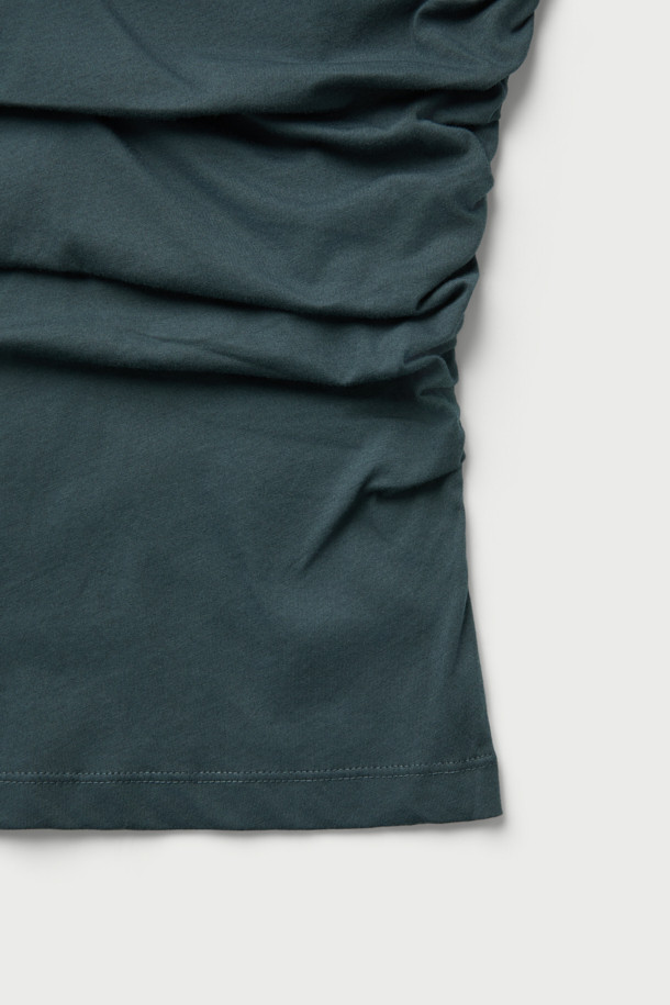 CAROLE(캐롤) 셔링 티셔츠는 여성스러운 실루엣을 연출하는 모던 스타일의 긴소매 티셔츠입니다. 부드러운 저지 소재로 제작되어 편안한 착용감을 선사하며, 라운드넥과 슬림핏 디자인으로 세련된 분위기를 더합니다. 크롭 기장과 셔링 디테일이 특징이며, 다크 그린 컬러가 시크한 매력을 자아냅니다. 데이트룩과 모임룩에 적합하며, 미니멀, 클래식, 시크 스타일을 즐겨 입는 분들께 추천합니다. 레이어드하여 다양한 스타일을 연출할 수 있습니다.
