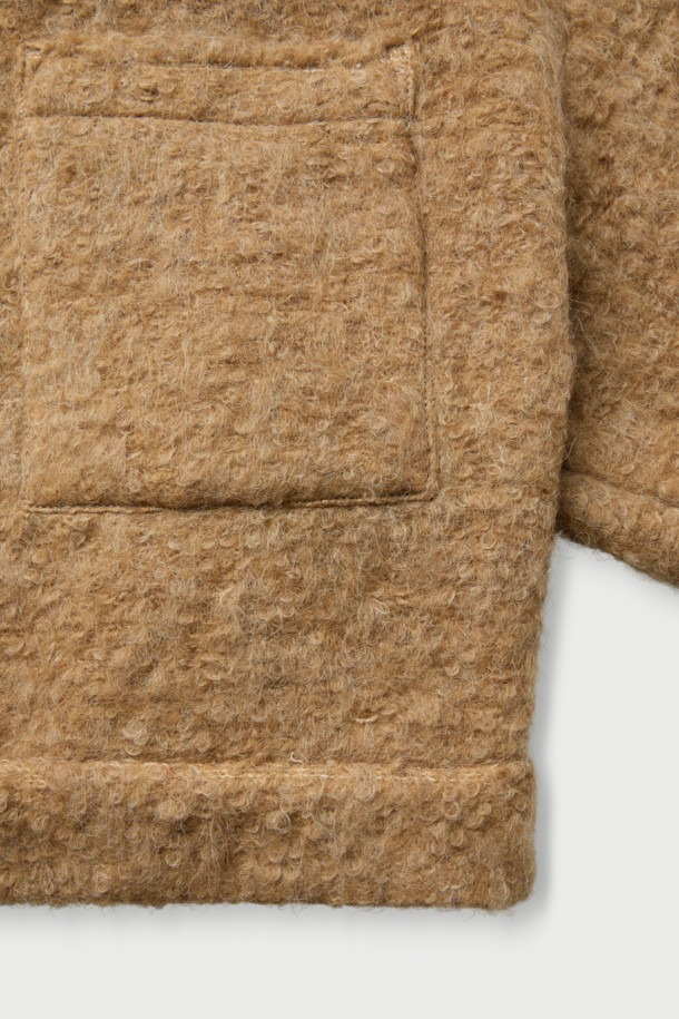 **DOMALSPE (도말스페) 울 셔켓**은 캐주얼, 미니멀, 클래식 스타일을 아우르는 여성 의류입니다. 가을과 겨울에 어울리는 두꺼운 두께감의 셔츠형 아우터로, 부드러운 촉감의 울, 폴리에스터, 아크릴 혼방 소재로 제작되었습니다. 오버핏 디자인에 드롭 숄더, 오버사이즈 포켓 디테일을 더해 편안하면서도 트렌디한 무드를 연출합니다. 베이지 컬러의 무지 디자인이며, 면과 레이온 안감으로 편안한 착용감을 선사합니다. 스냅 버튼 여밈 방식과 크롭 기장, 긴 소매 기장으로 다양한 스타일링이 가능합니다.
