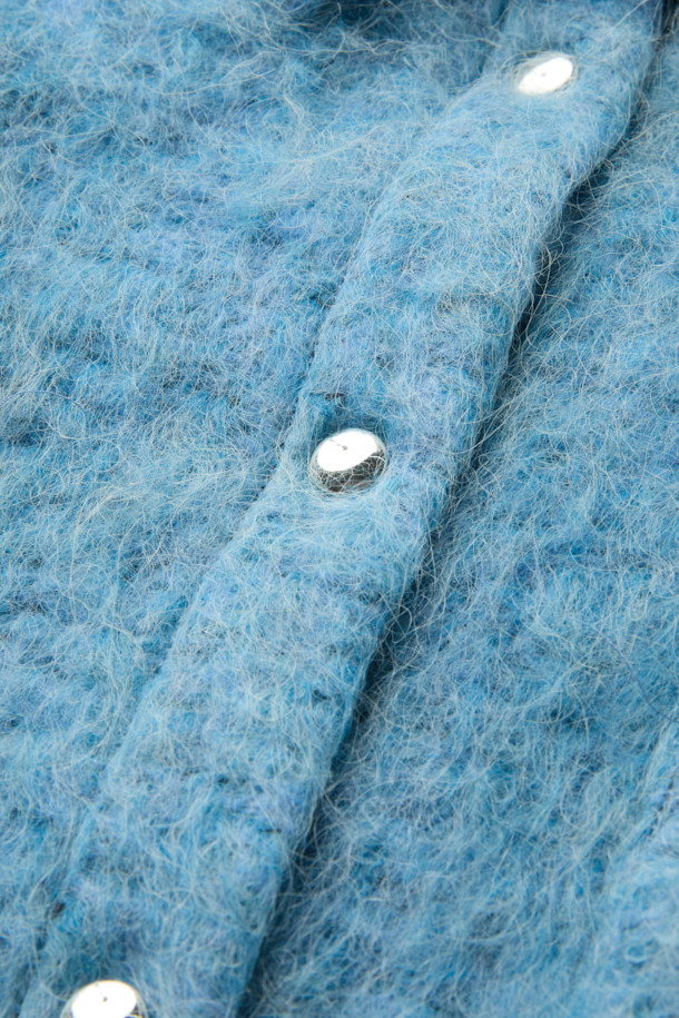 **DOMALSPE(도말스페) 울 셔켓**은 겨울과 가을, 두 계절에 따뜻하게 입을 수 있는 캐주얼 스타일의 셔켓입니다. 부드러운 촉감의 울 부클 소재와 안감(면, 레이온)을 사용하여 편안한 착용감을 선사합니다. 오버핏에 드롭 숄더 디자인으로 트렌디함을 더했으며, 크롭 기장과 오버사이즈 포켓 디테일이 돋보입니다. 스냅 버튼 여밈으로 간편하게 착용 가능하며, 데일리룩, 카페룩, 산책룩 등 다양한 TPO에 활용하기 좋습니다. 톤 다운된 블루 컬러의 무지 디자인으로 미니멀, 클래식 스타일을 즐기는 분들께 추천합니다.
