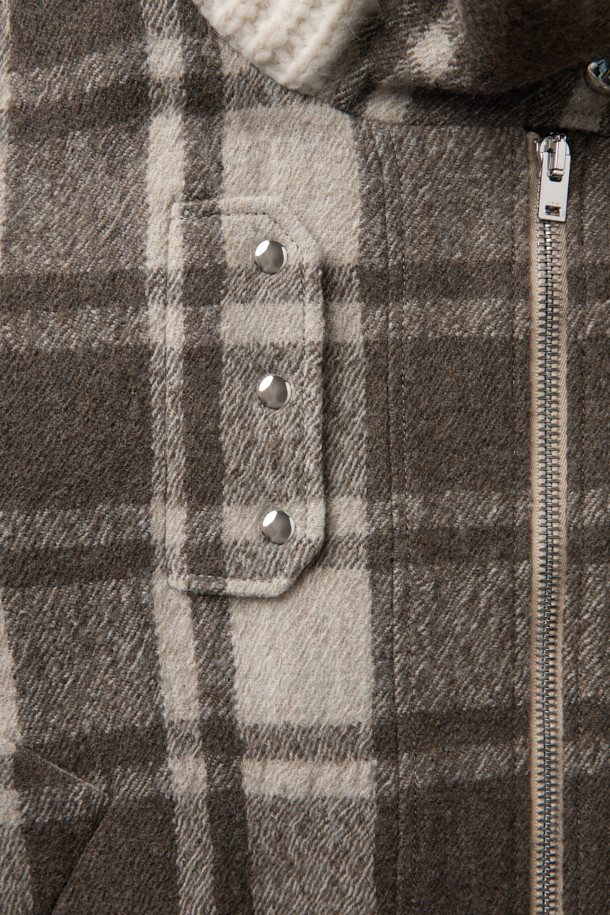 FABRICIA(파브리시아) 니트 카라 체크 점퍼는 가을, 겨울 시즌에 어울리는 여성용 아우터입니다. 브라운과 화이트 컬러의 체크 패턴이 돋보이며, 캐주얼 스타일을 연출하기 좋습니다. 부드러운 모 소재, 레이온과 면 안감으로 제작되어 편안한 착용감을 선사합니다. 루즈핏과 드롭 숄더 디자인으로 여유로운 실루엣을 강조하며, 니트 카라와 집업 여밈 방식으로 포인트를 더했습니다. 사이드 포켓이 있어 실용성을 높인 크롭 기장의 긴소매 점퍼입니다.
