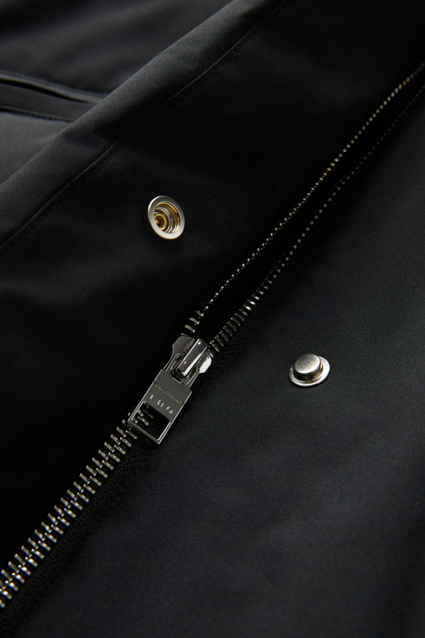 LISSANA(리사나) 빅 카라 다운 점퍼는 추운 겨울, 미니멀하고 시크한 스타일을 연출하고 싶은 여성 고객을 위한 아우터입니다. 블랙 컬러의 무지 디자인에 하이넥 스타일로, 오픈 카라로도 변형하여 다양한 분위기를 낼 수 있습니다. 크롭 기장과 버핏 핏으로 세련된 실루엣을 강조하며, 비대칭 절개 디테일이 돋보입니다. 85% 거위 솜털과 15% 거위 깃털 충전재, 이중 여밈 방식, 사이드 지퍼 포켓으로 보온성과 실용성을 모두 갖춘 두꺼운 다운 점퍼입니다.
