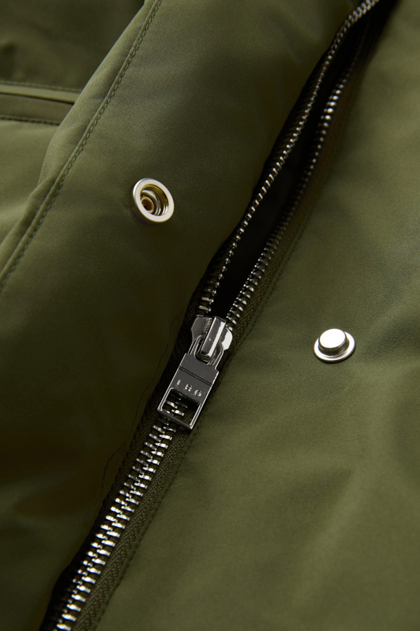 LISSANA(리싸나) 빅 카라 다운 점퍼는 미니멀하고 시크한 스타일을 추구하는 분들을 위한 겨울철 필수 아우터입니다. 카키와 올리브 두 가지 색상으로 출시되어 출근룩은 물론 일상에서도 폭넓게 활용 가능합니다. 하이넥 스타일로, 지퍼와 스냅 버튼으로 여밈이 가능하며, 비대칭 절개 디테일이 돋보입니다. 거위 솜털 85%, 거위깃털 15% 충전재로 뛰어난 보온성을 자랑하며, 사이드 지퍼 포켓으로 실용성을 더했습니다. 오픈 카라 또는 하이넥으로 연출하여 다양한 분위기를 낼 수 있습니다.
