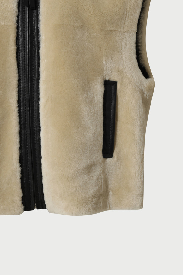 BETHANY (베서니) 시어링 베스트는 여성용 아우터로, 가을과 겨울에 따뜻하게 착용하기 좋은 아이템입니다. 부드러운 양가죽 또는 염소가죽 소재로 제작되어 고급스러운 촉감을 선사하며, 오버핏 디자인과 무지 패턴으로 캐주얼하고 미니멀한 스타일을 연출합니다. 지퍼 여밈 방식과 민소매 디자인으로 실용성을 더했으며, 레이어링하여 다양한 스타일을 소화할 수 있습니다. 모임룩, 데이트룩 등 특별한 날은 물론, 일상에서도 세련된 포인트를 줄 수 있는 베스트입니다.
