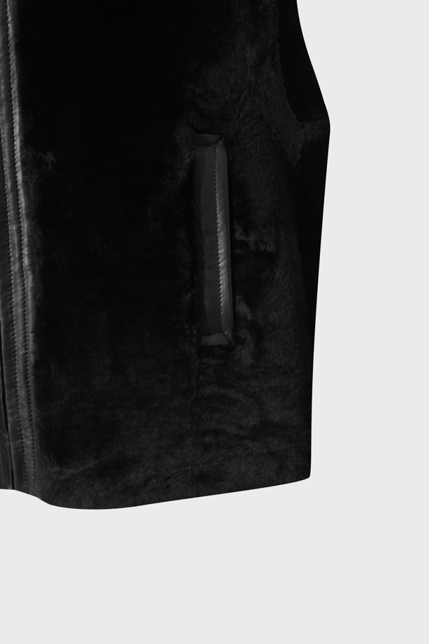 **BETHANY (베서니) 시어링 베스트**는 겨울철 포근함과 스타일을 동시에 만족시키는 아우터입니다. 블랙 컬러의 무지 디자인으로 어떤 스타일에도 쉽게 매치할 수 있으며, 캐주얼, 클래식, 미니멀 룩을 연출하기 좋습니다. 천연 가죽 소재에 오버핏으로 제작되어 편안한 착용감을 선사하며, 두꺼운 두께와 시어링 안감으로 보온성을 높였습니다. 지퍼형 여밈 방식과 민소매 디자인으로 레이어링하여 다양한 스타일을 연출할 수 있으며, 출근룩과 모임룩에 활용하기 좋습니다.
