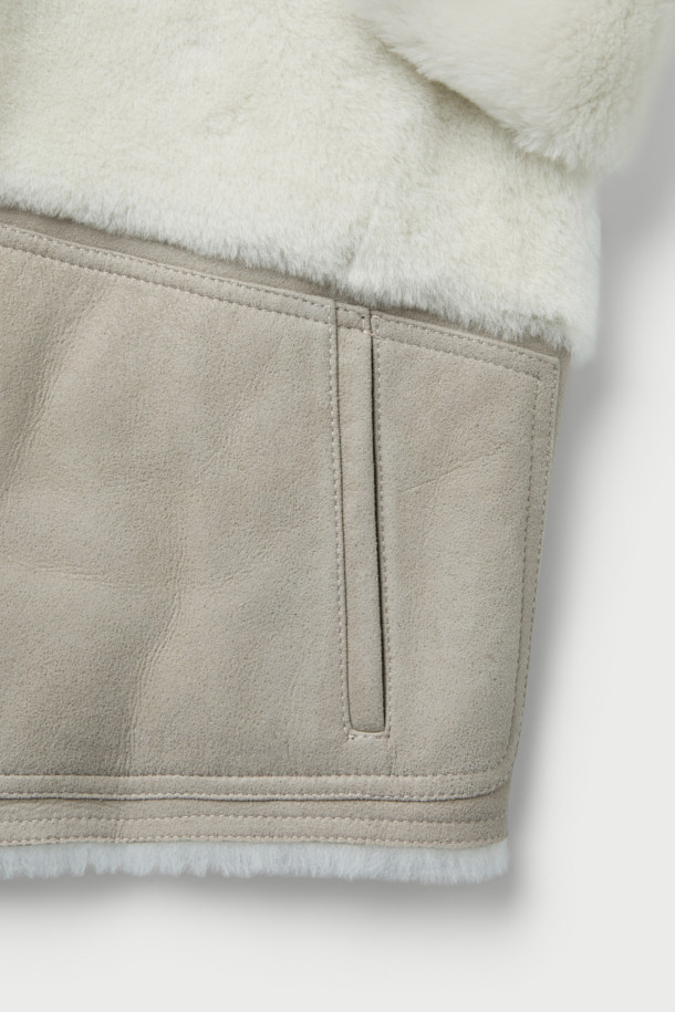 BELLAGIO(벨라지오) 시어링 재킷은 여성용 아우터로, 가을과 겨울에 따뜻하게 착용할 수 있습니다. 아이보리와 베이지 두 가지 색상으로 출시되어 다양한 스타일에 매치하기 좋습니다. 캐주얼, 미니멀, 클래식 스타일을 아우르며 데이트룩, 모임룩 등 TPO에 따라 폭넓게 활용 가능합니다. 천연가죽, 폴리에스터, 면 혼방의 두꺼운 소재와 지퍼형 여밈 방식으로 제작되었으며, 크롭 기장과 긴 소매, 빅 포켓 디자인으로 포인트를 더했습니다.
