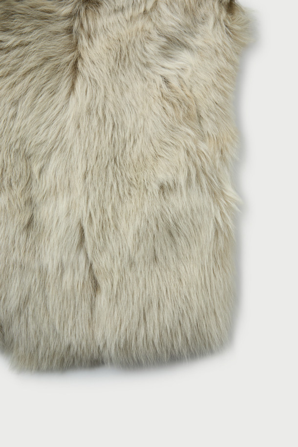 VERNONA(버노나) 리버시블 시어링 재킷은 부드러운 양가죽, 염소가죽, 천연가죽 소재로 제작되어 고급스러운 촉감을 선사합니다. 우아하고 클래식한 스타일을 연출하며, 안감과 겉감을 다르게 사용하여 다양한 분위기를 연출할 수 있는 리버시블 디자인이 특징입니다. 힙 기장의 오버핏으로 편안한 착용감을 제공하며, 반소매와 오픈 카라, 퍼 디테일이 돋보입니다. 데이트룩, 모임룩, 연말 모임룩 등 특별한 날에 시크하고 미니멀한 스타일을 완성해보세요. 베이지 컬러의 무지 디자인은 어떤 스타일에도 쉽게 매치할 수 있어 활용도가 높습니다.
